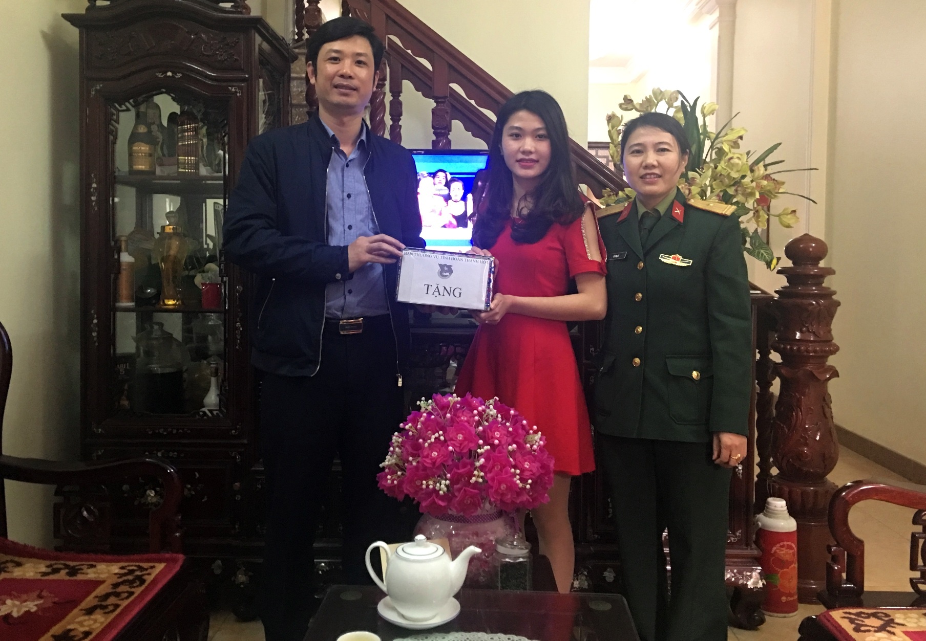 Co gai 9X tinh nguyen nhap ngu anh 2