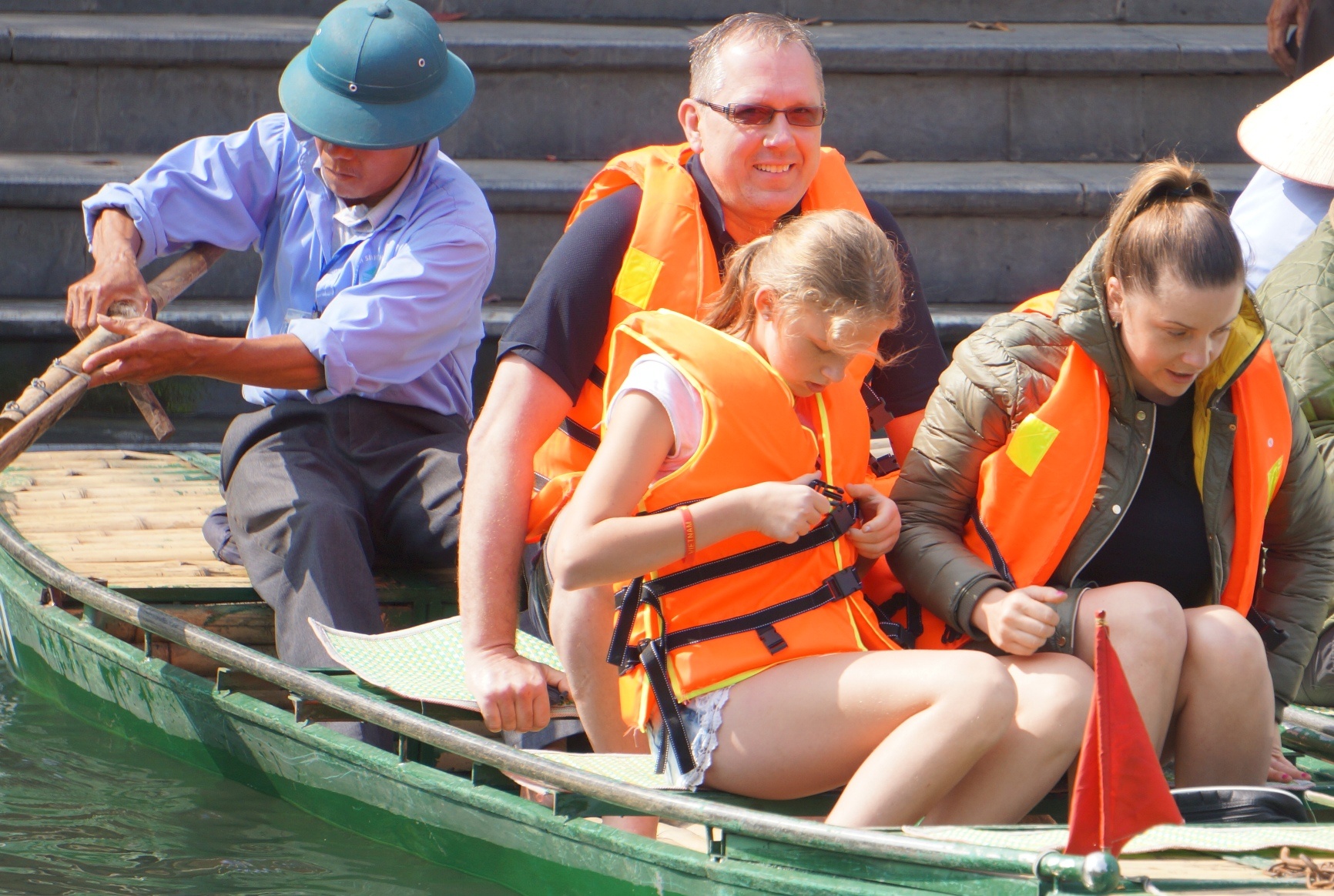 Do Trang An da trang bi phao cuu sinh cho du khach hinh anh