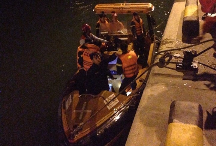 Tim thay thi the nam cong nhan bi song bien cuon troi hinh anh