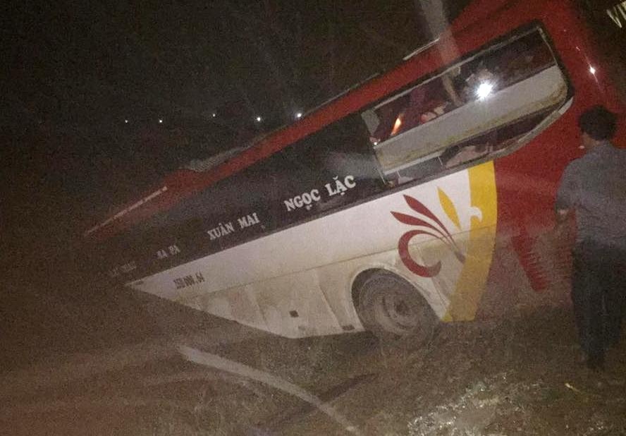 Xe khach lao xuong muong, nhieu nguoi dap cua thoat than hinh anh