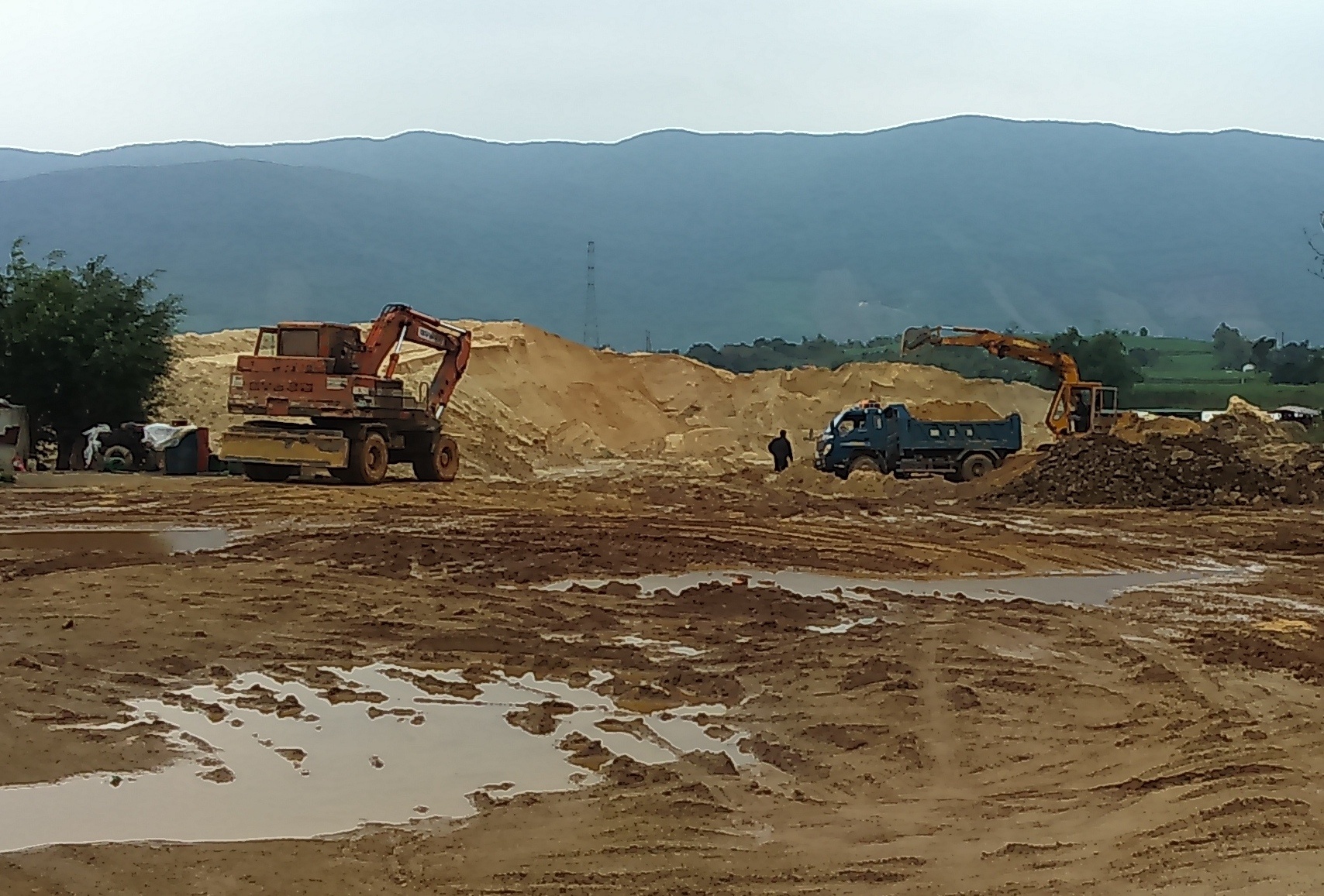 Tam dinh chi chu tich xa vi de xay ra tap ket cat trai phep hinh anh