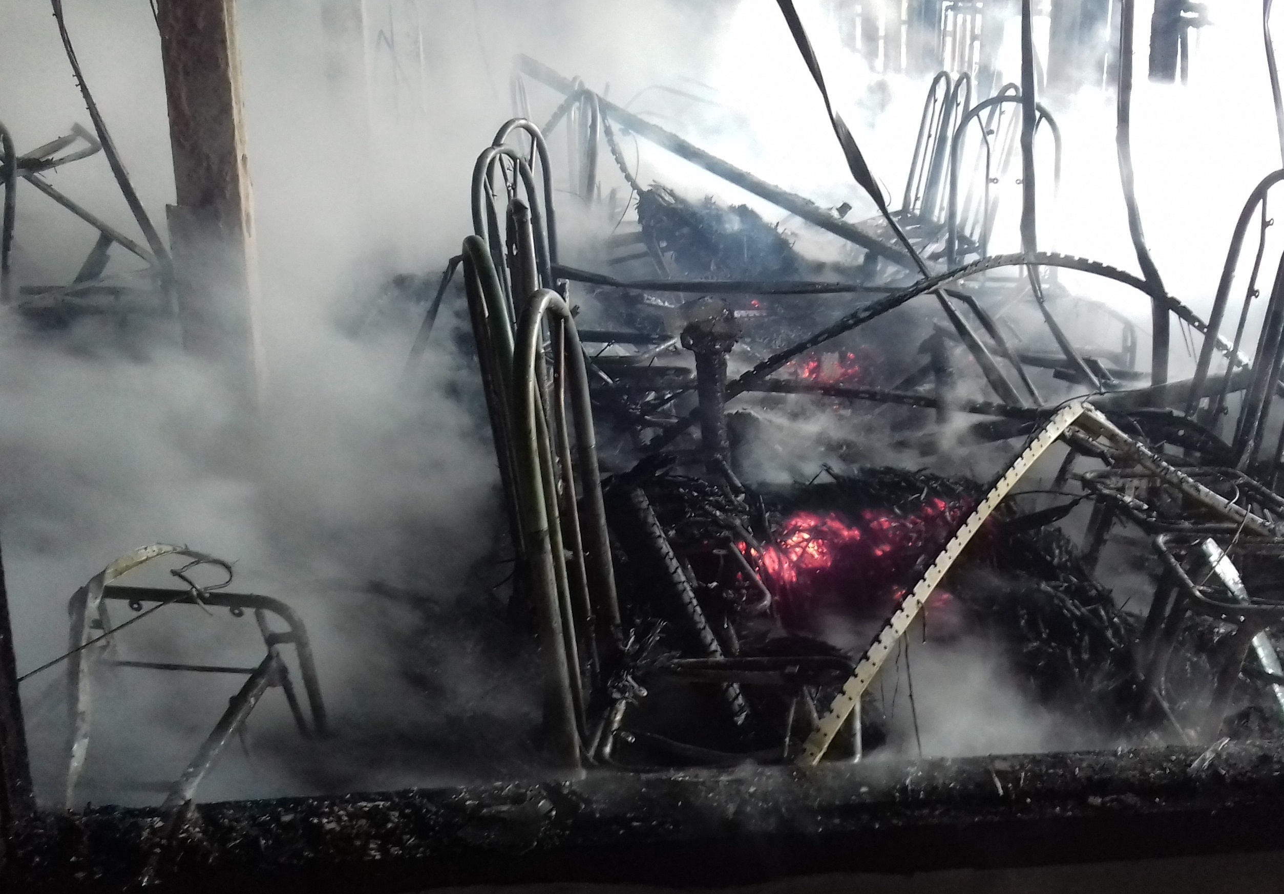 lửa thiêu rụi nhà hàng ảnh 2 lua thieu rui nha hang anh 2