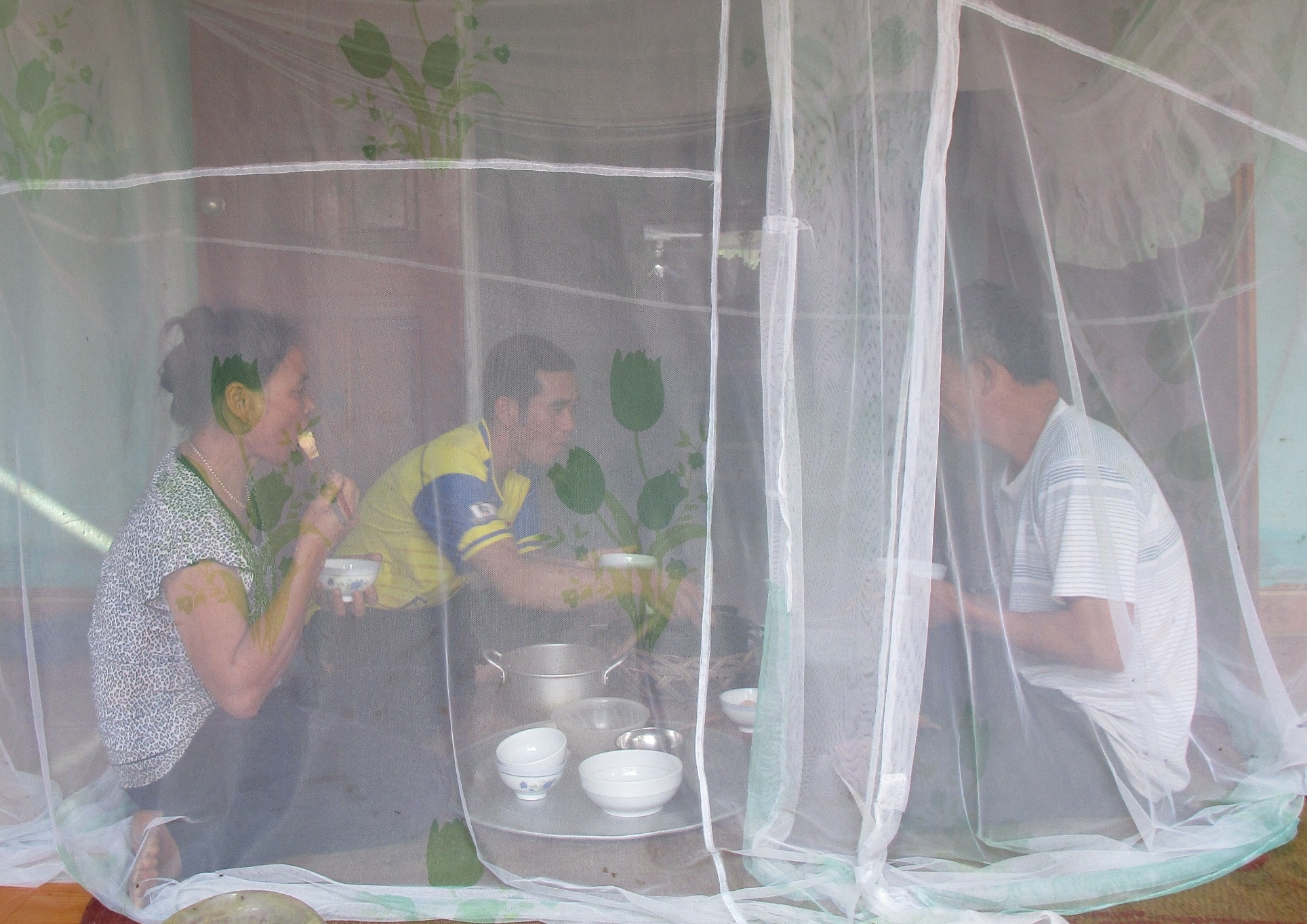 nguoi dan chan xe rac anh 2