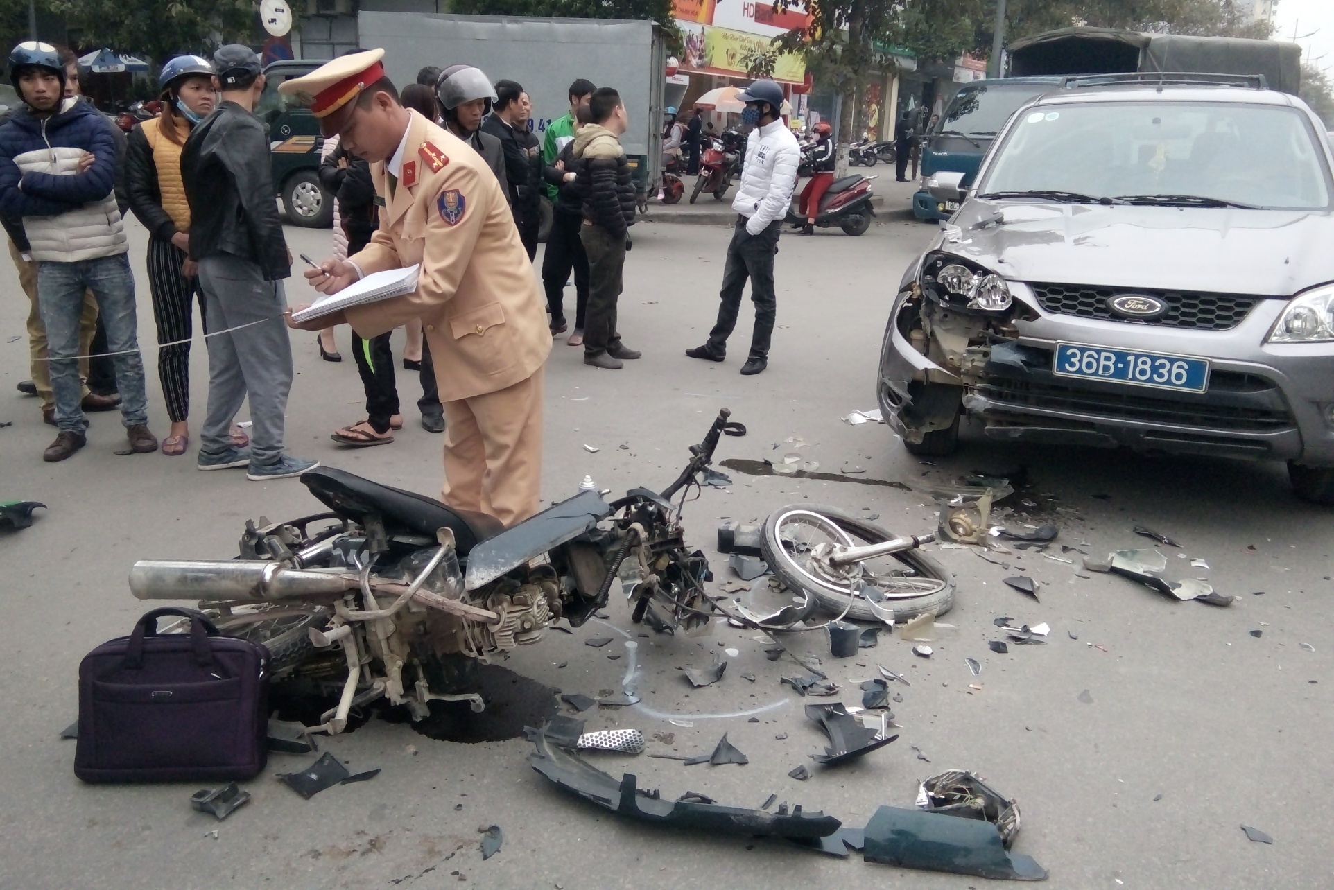 Xe may nat vun sau cu dam truc dien oto bien xanh hinh anh