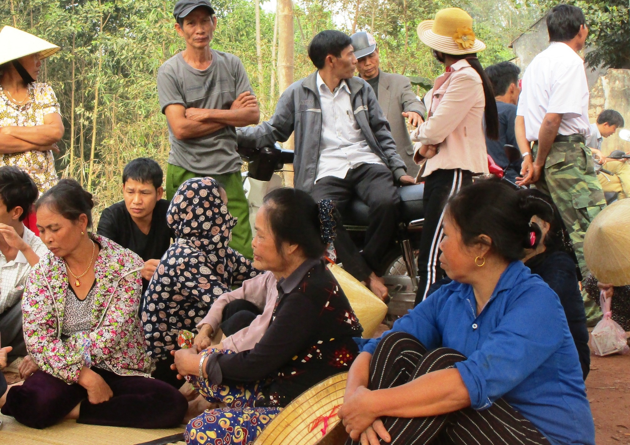 Dung tap ket rac tai khu vuc dan mac man an com hinh anh