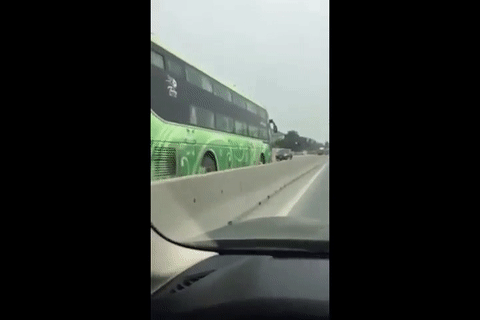 Xe khach giuong nam chay nguoc chieu tren quoc lo hinh anh