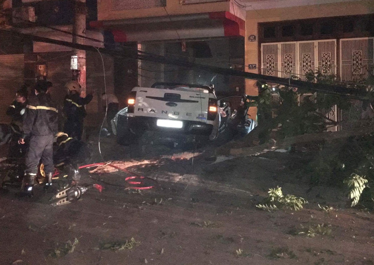 giai cuu 2 nguoi mac ket trong oto anh 1