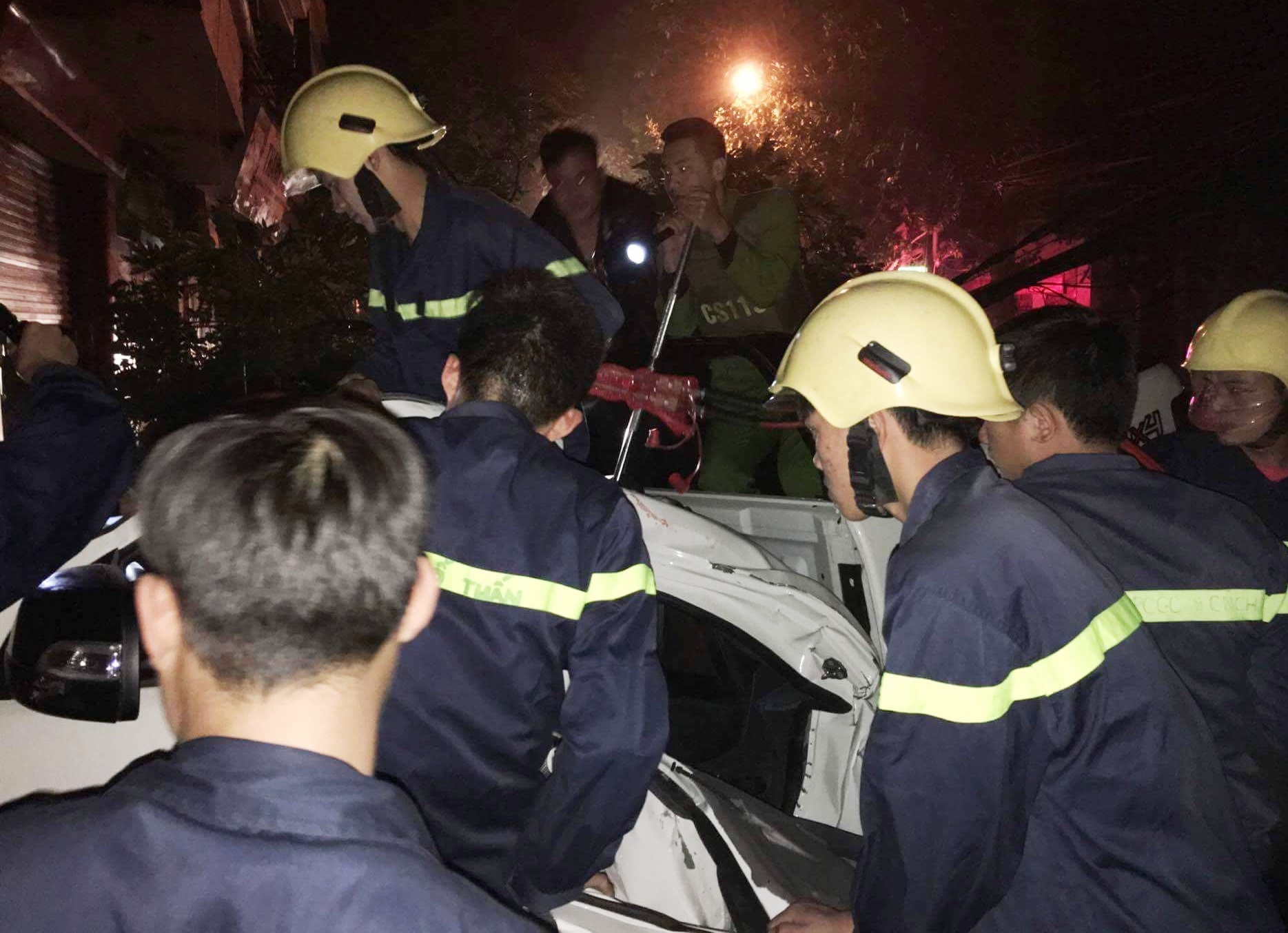 Canh sat dung kim cong luc giai cuu hai nguoi mac ket trong oto hinh anh