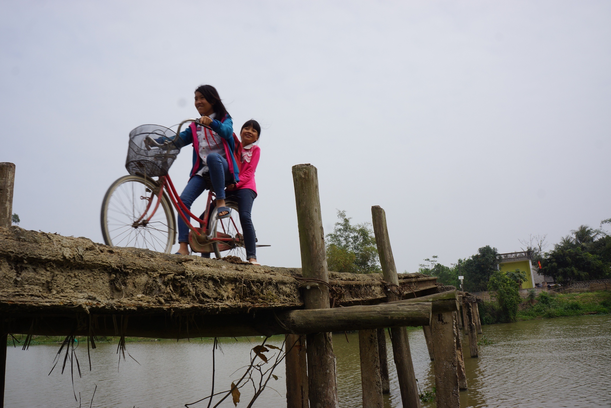 Dan danh cuoc mang song qua chiec cau cu nat hinh anh