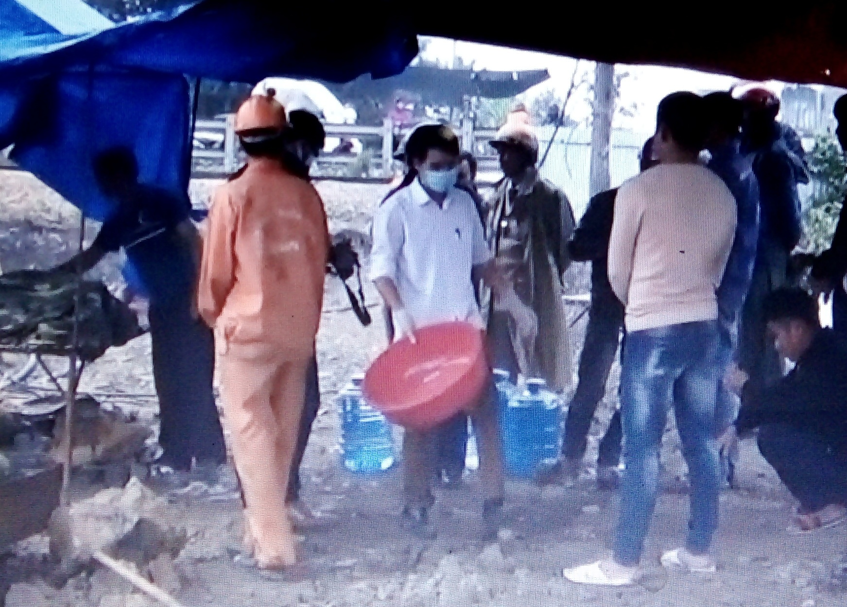 Di bo qua duong sat, bi tau tong tu vong hinh anh