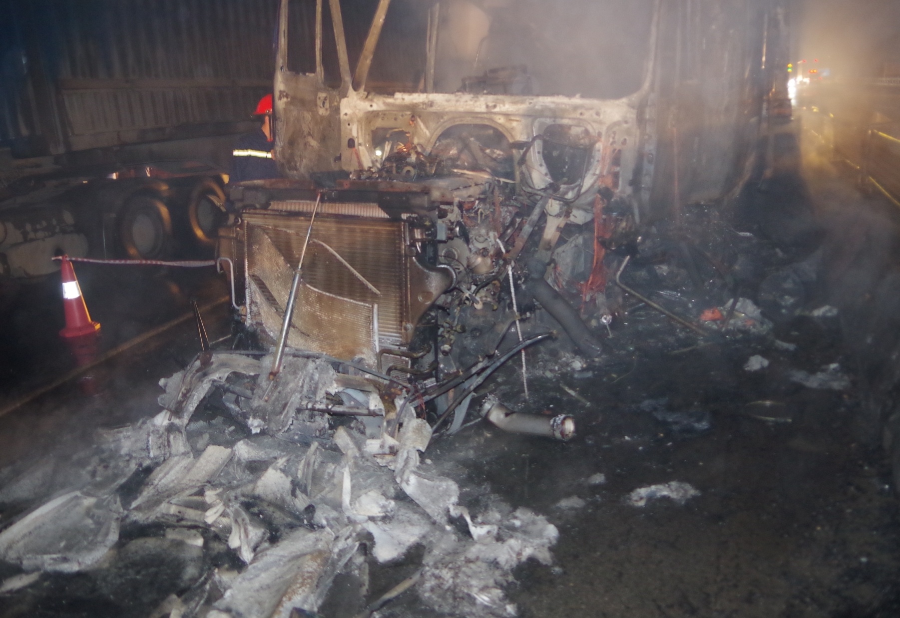 Xe container boc chay du doi gan cay xang luc rang sang hinh anh