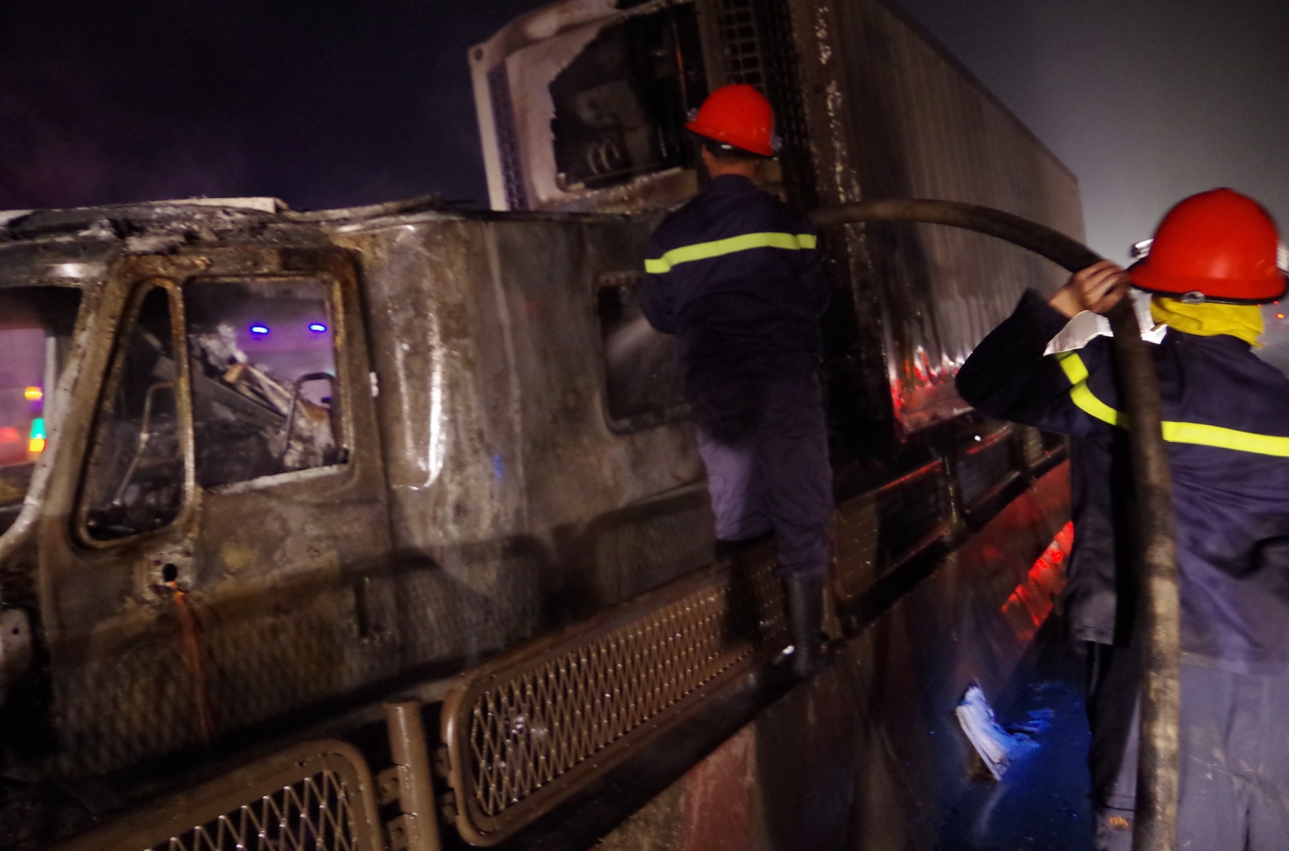 xe container boc chay anh 1