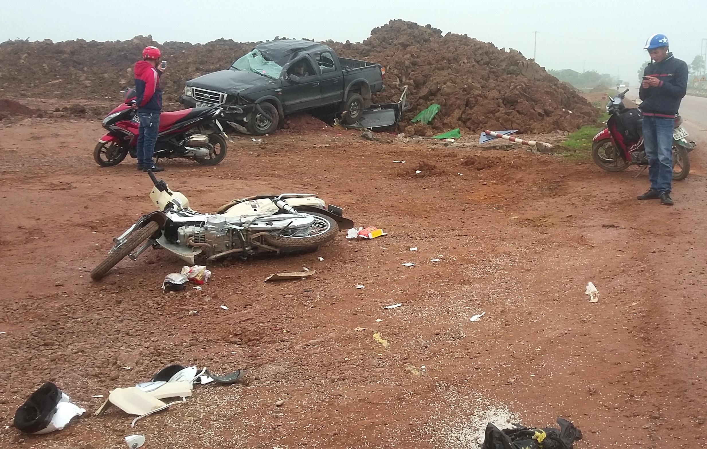 xe tải húc nam thanh niên lên nắp capo ảnh 1 xe tai huc nam thanh nien len nap capo anh 1