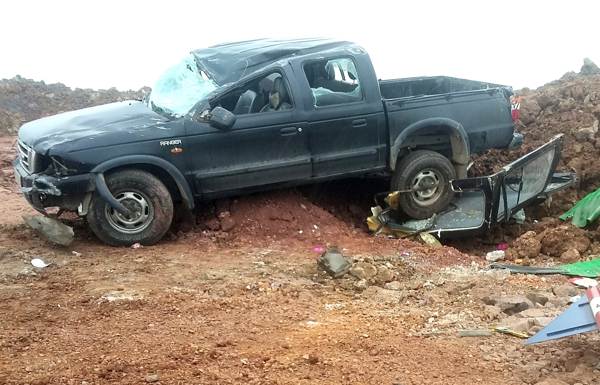 Oto ban tai huc nam thanh nien len nap capo, vang xa nhieu met hinh anh