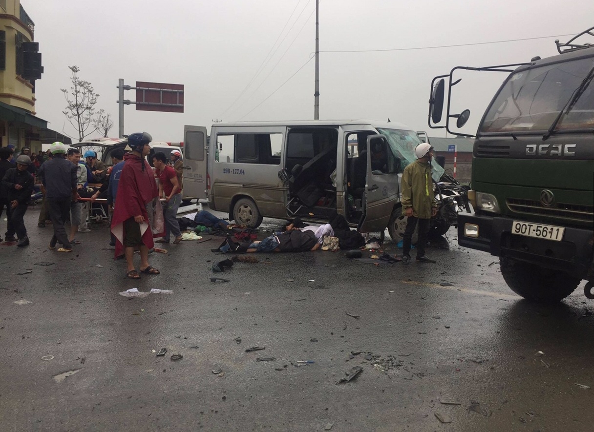 Hien truong oto tai dam xe don dau, 17 nguoi thuong vong hinh anh