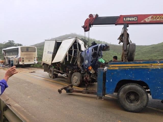 xe tai dau dau xe khach anh 1