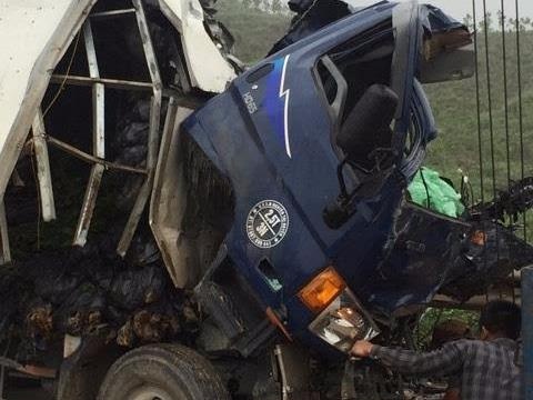 Xe khach dam truc dien oto tai, 1 nguoi chet, hon 10 nguoi bi thuong hinh anh