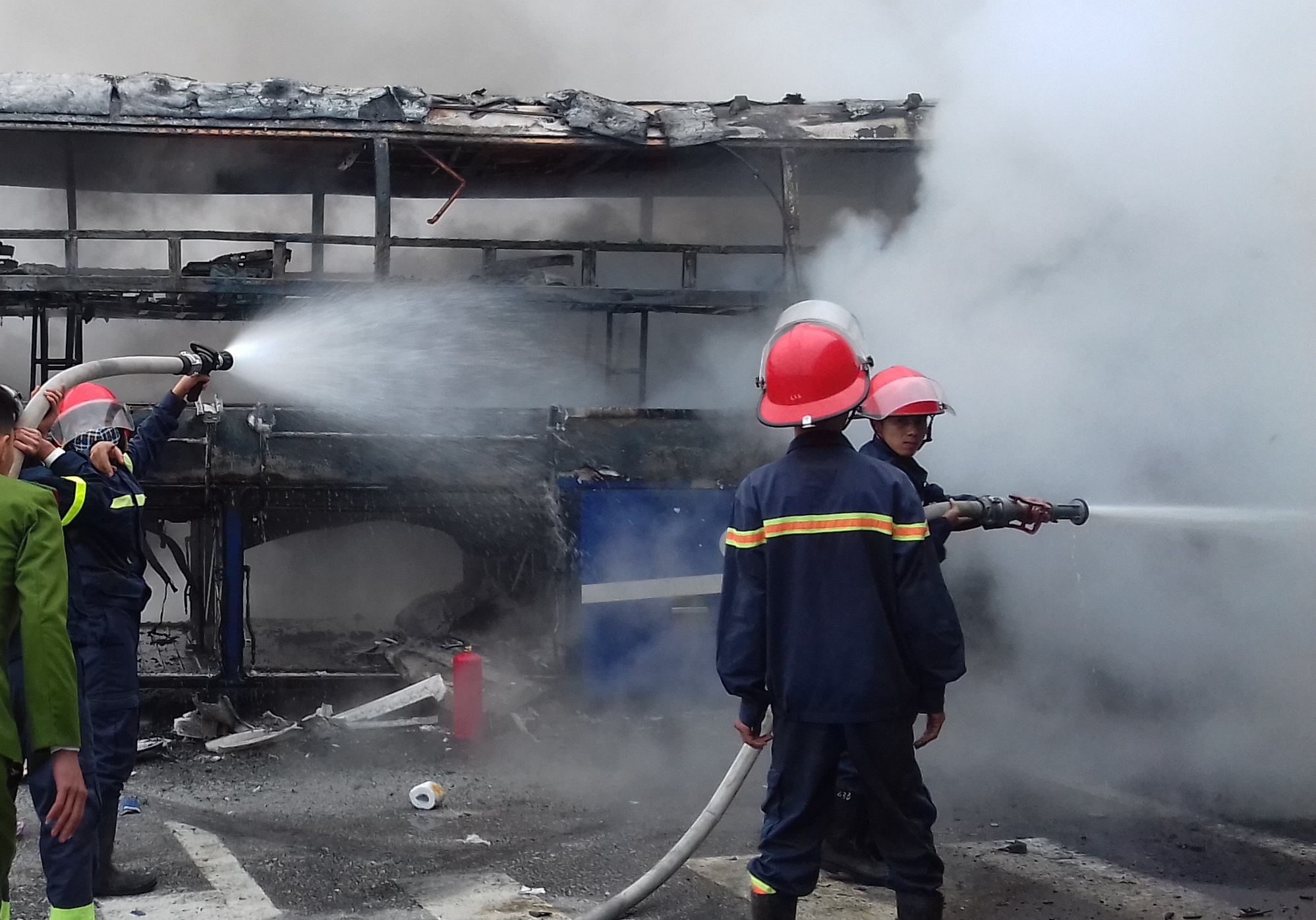 xe khach dau dau contaner anh 2