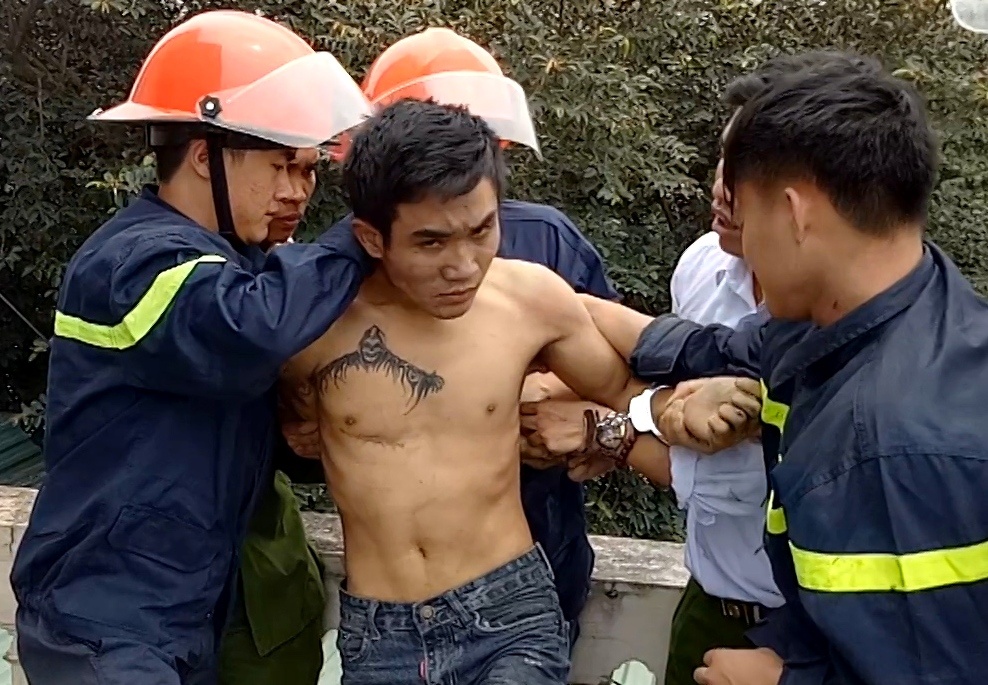 Thanh nien nghi ngao da dot nha, doi nhay lau tu tu hinh anh