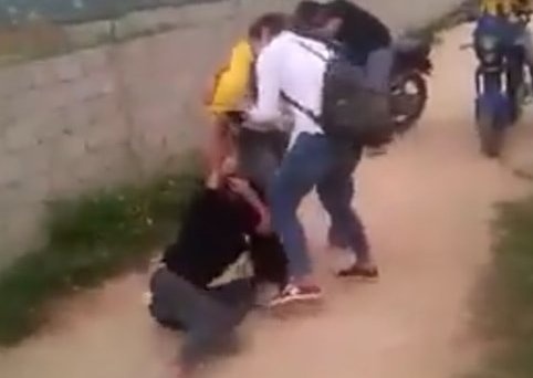 Nu sinh lop 9 danh nhau, doi lot do ban hinh anh