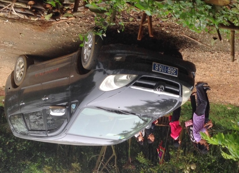 Nhieu can bo huyen dung xe bien xanh di le chua hinh anh