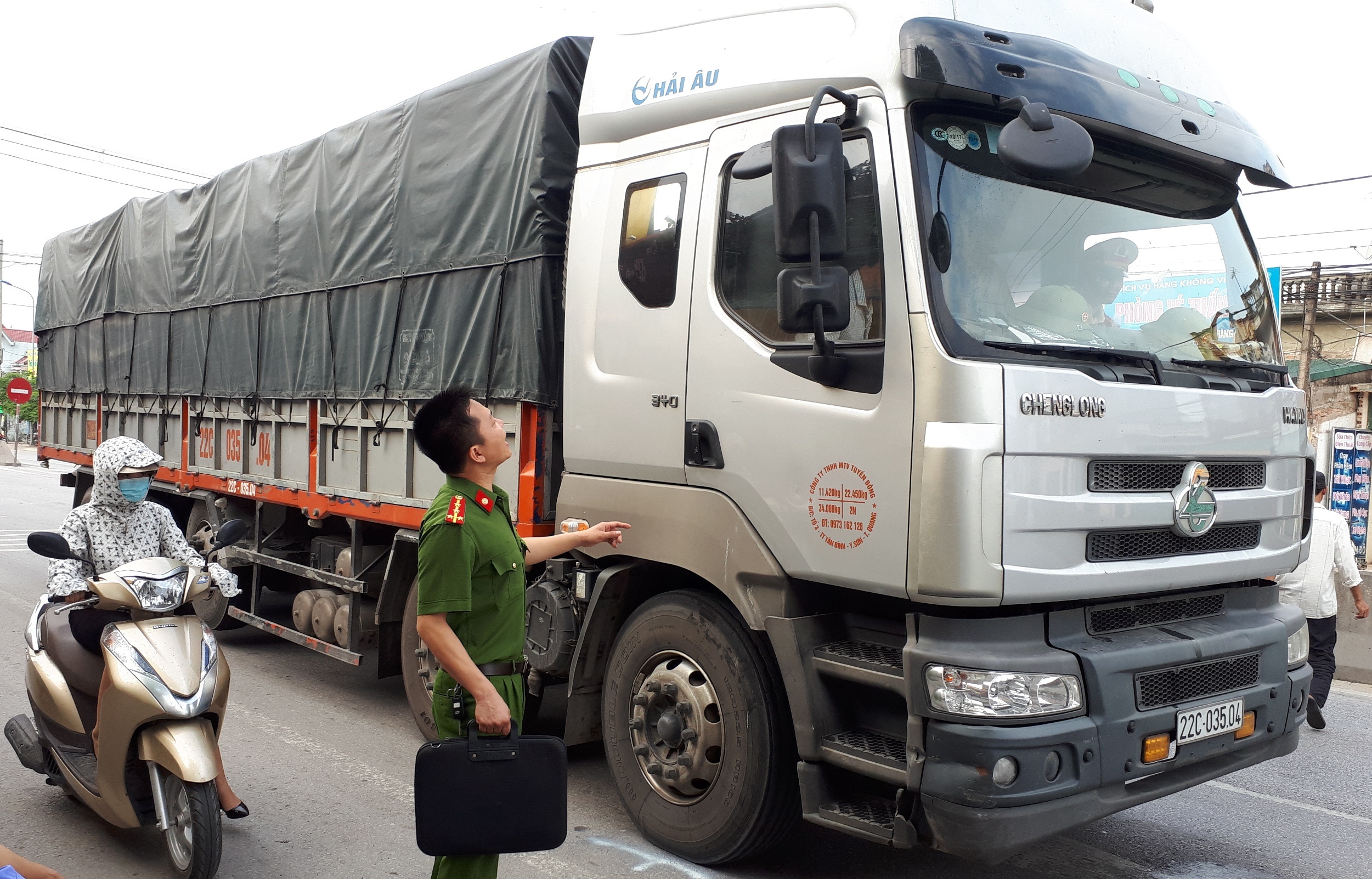 Nu cong nhan bi xe tai can tu vong tren duong di lam hinh anh