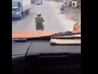 Thieu uy cong an vua chay xe vua goi dien thoai hinh anh