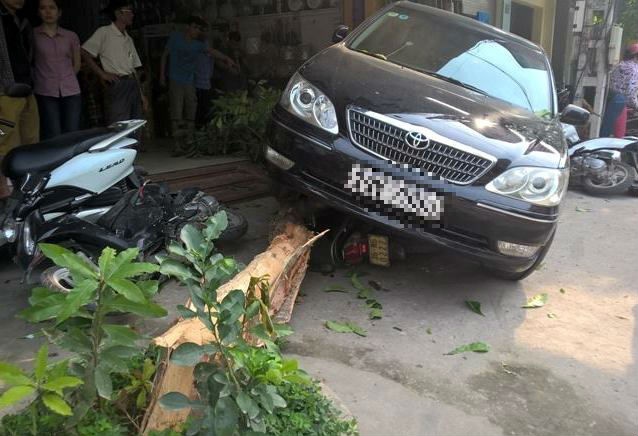 Toyota Camry tong 5 xe may sau cu va cham voi oto Lexus hinh anh