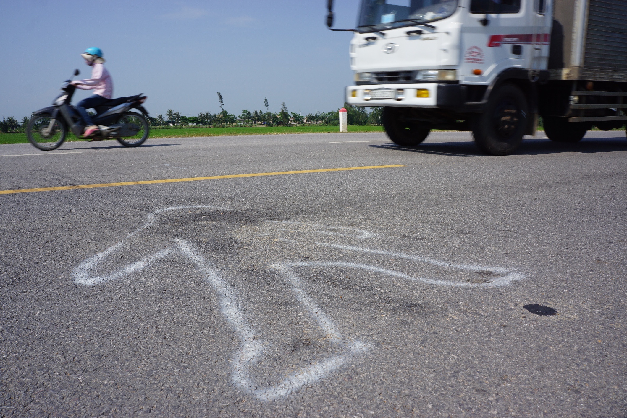 Nhung vet son tu than am anh nguoi qua duong hinh anh