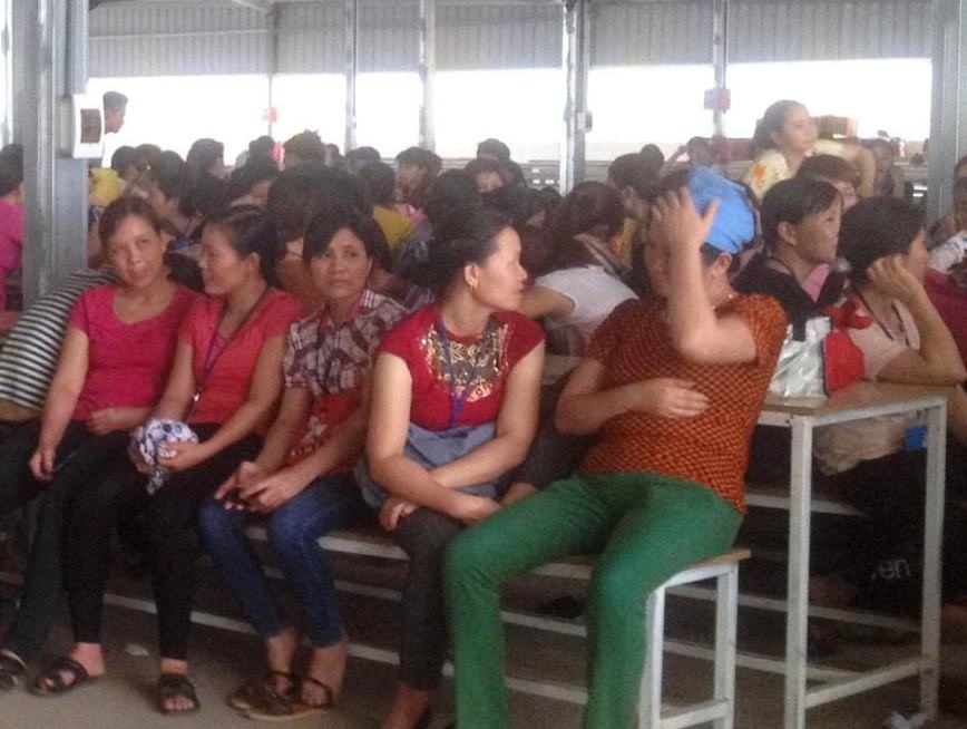 1.000 cong nhan dinh cong vi bi 'an bot' ngay nghi le hinh anh