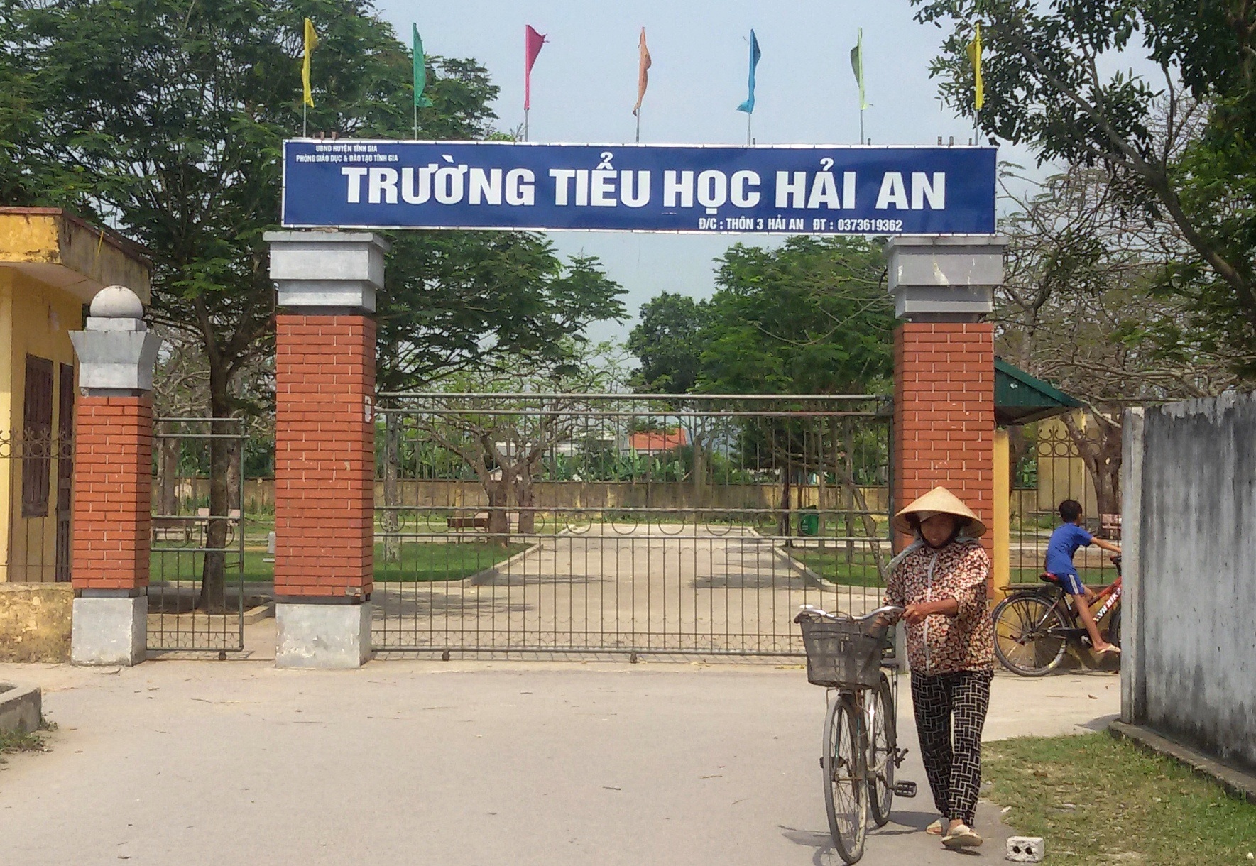 hoc sinh bi nem mu mat anh 1