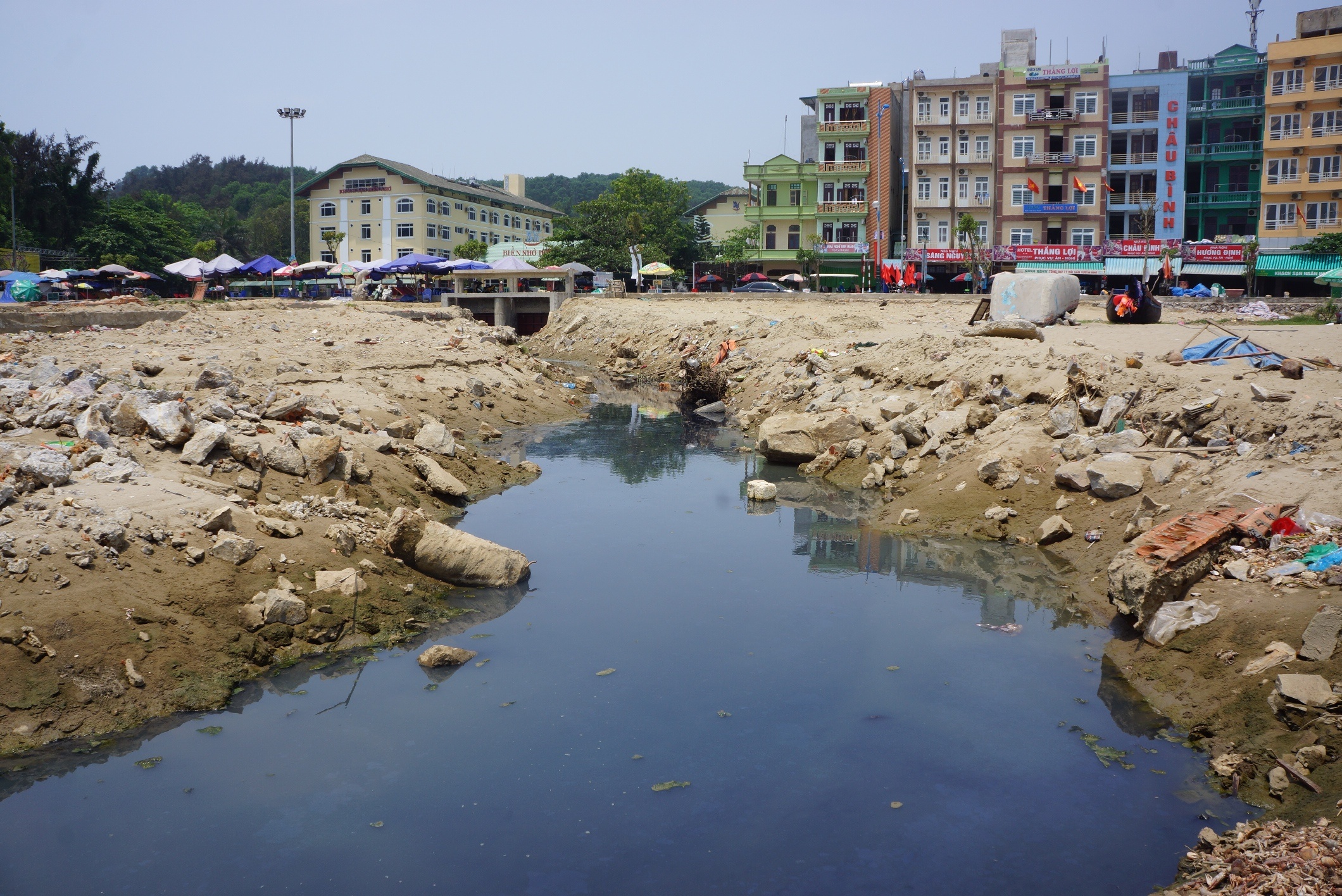 Kenh nuoc thai o Sam Son anh 1