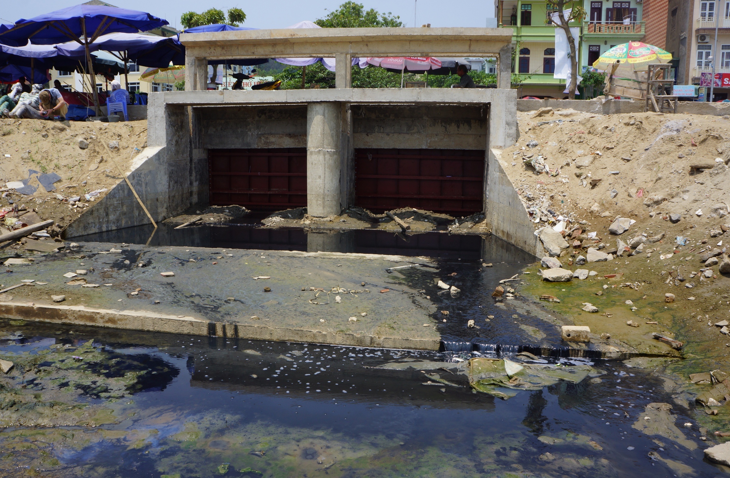 Kenh nuoc thai o Sam Son anh 2