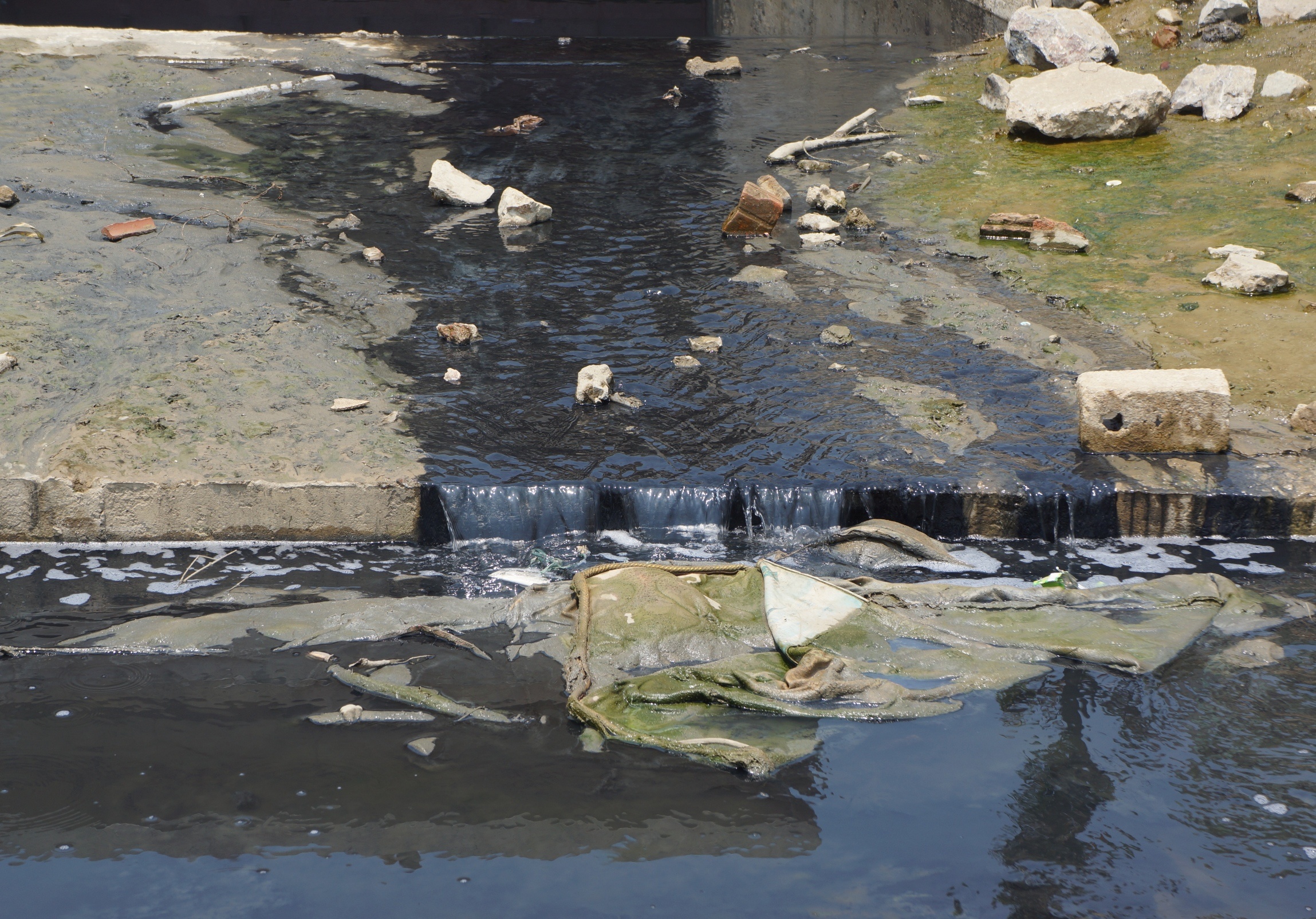 Kenh nuoc thai o Sam Son anh 4