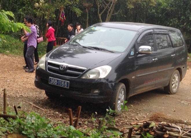 Canh cao can bo huyen dung xe bien xanh di le chua hinh anh