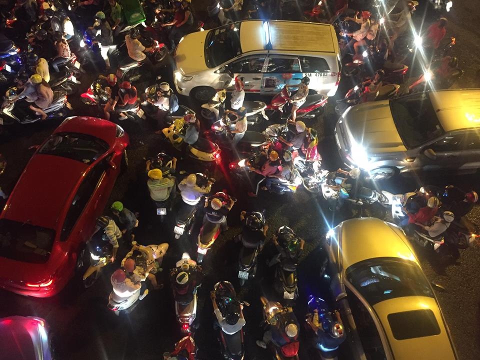 Canh ket xe trong con mua lon o Sai Gon hinh anh