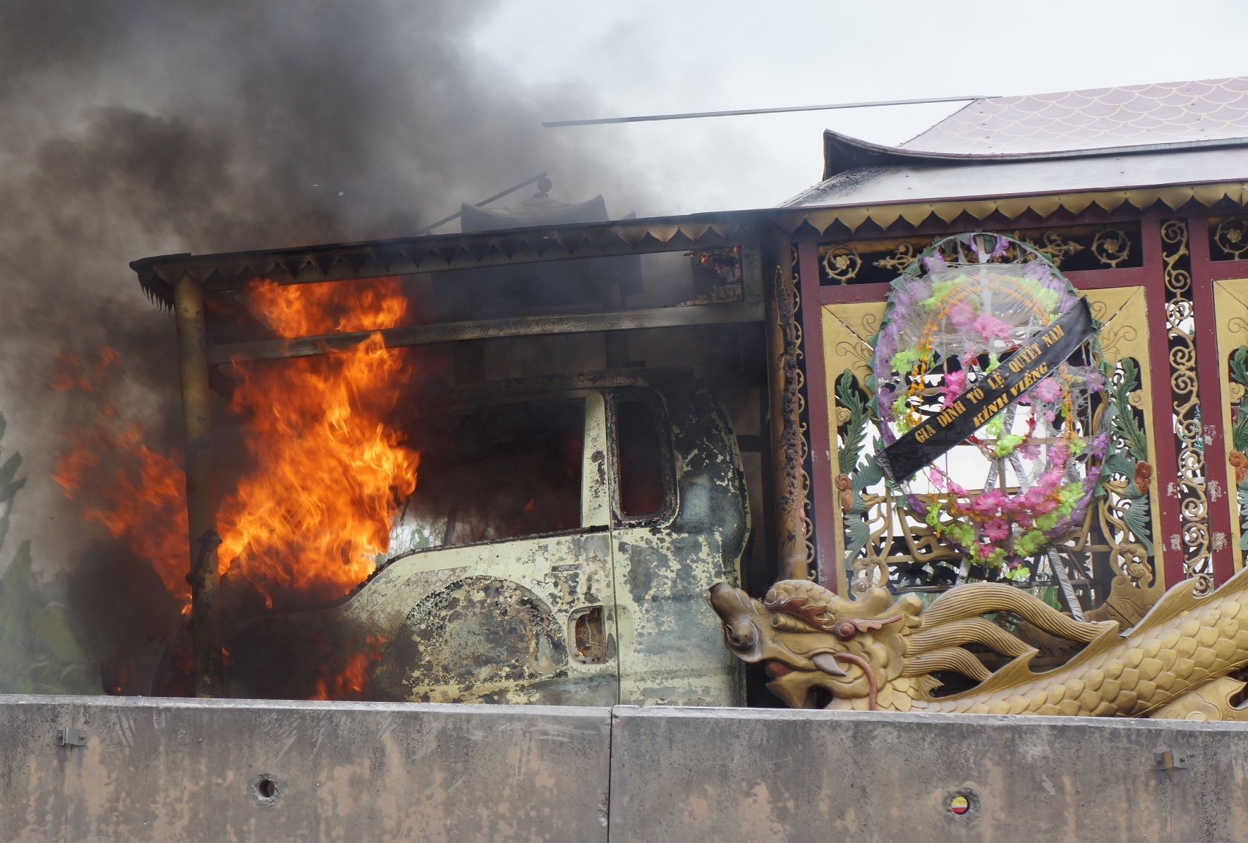 Hien truong vu xe tang boc chay hinh anh