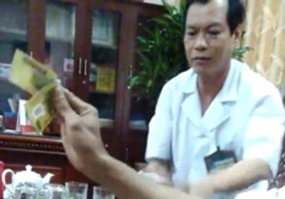 Giam doc benh vien huyen mac ao blouse danh bai an tien hinh anh