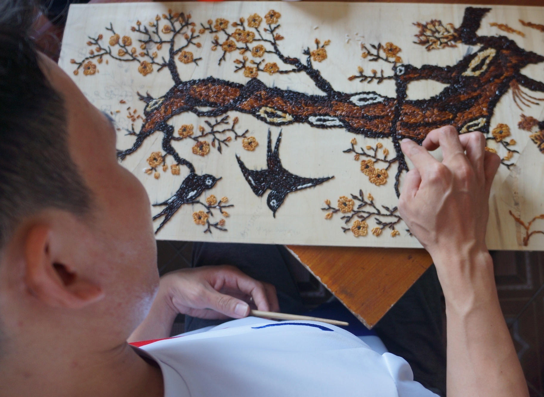 Chang trai khuyet tat thoi hon vao nhung hat gao hinh anh