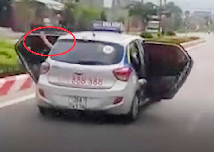 Tai xe taxi ke phut mo bung cua lao nhanh tren dai lo de cuu nguoi hinh anh