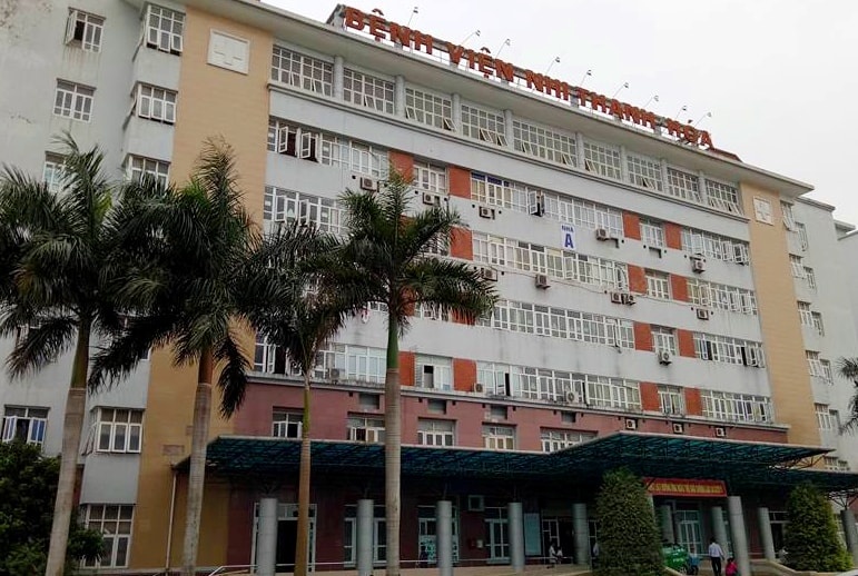 Bac si phau thuat hut mo bung chui trong benh vien nhi hinh anh