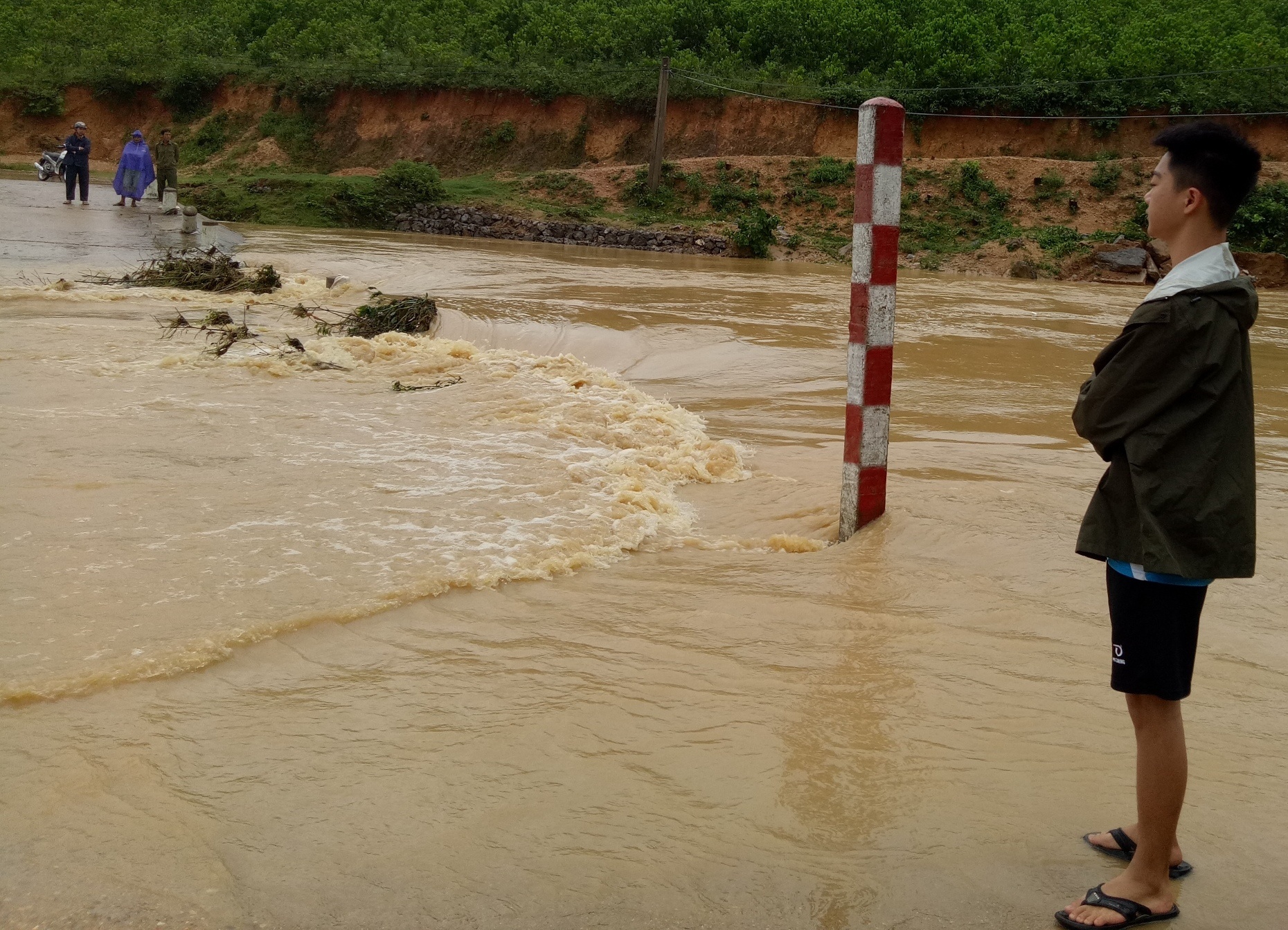 Thanh Hoa mua lon keo dai, nhieu xa mien nui bi co lap hinh anh