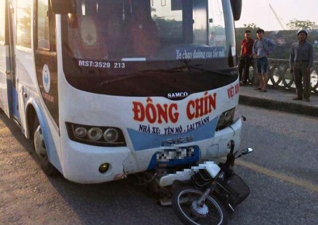 Xe khach dam 1 nguoi chet, 1 nguoi vang xuong song mat tich hinh anh