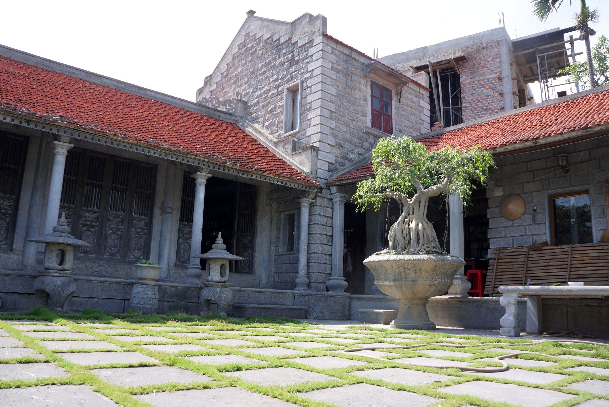 Nha da hon 100 tuoi co mot khong hai o co do Hoa Lu hinh anh