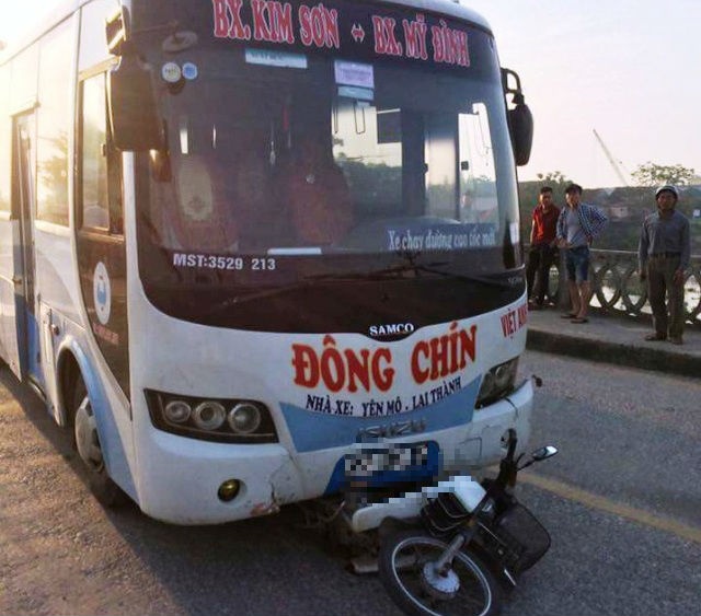 xe khách đâm liên hoàn ảnh 1 xe khach dam lien hoan anh 1