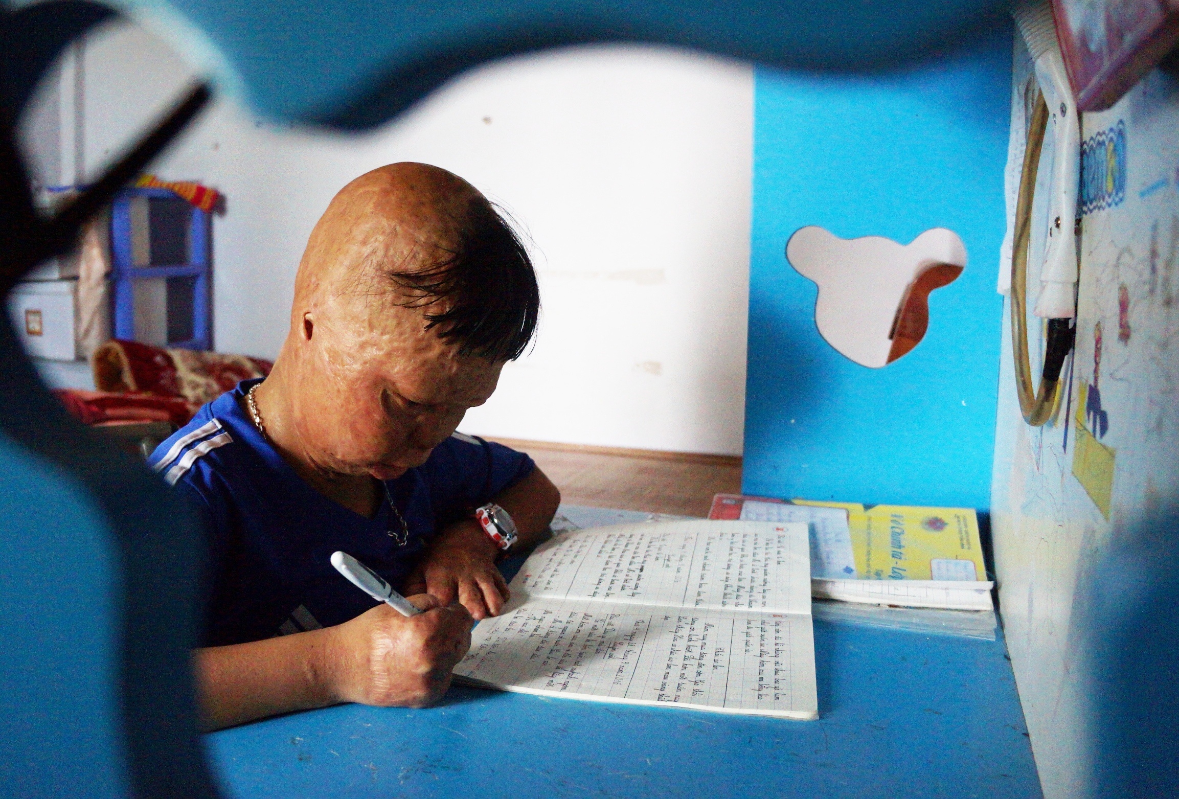 Cuoc song cua cau be bi cha tam xang dot 6 nam truoc hinh anh