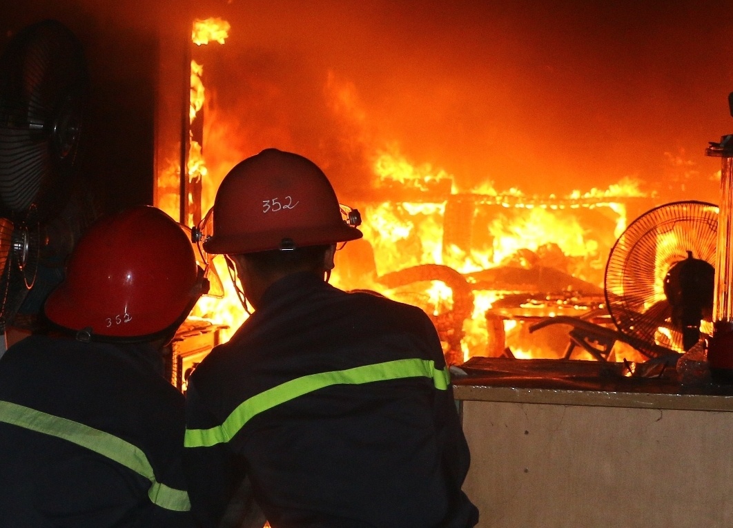 Ba nguoi thoat chet khi can nha chay luc rang sang hinh anh