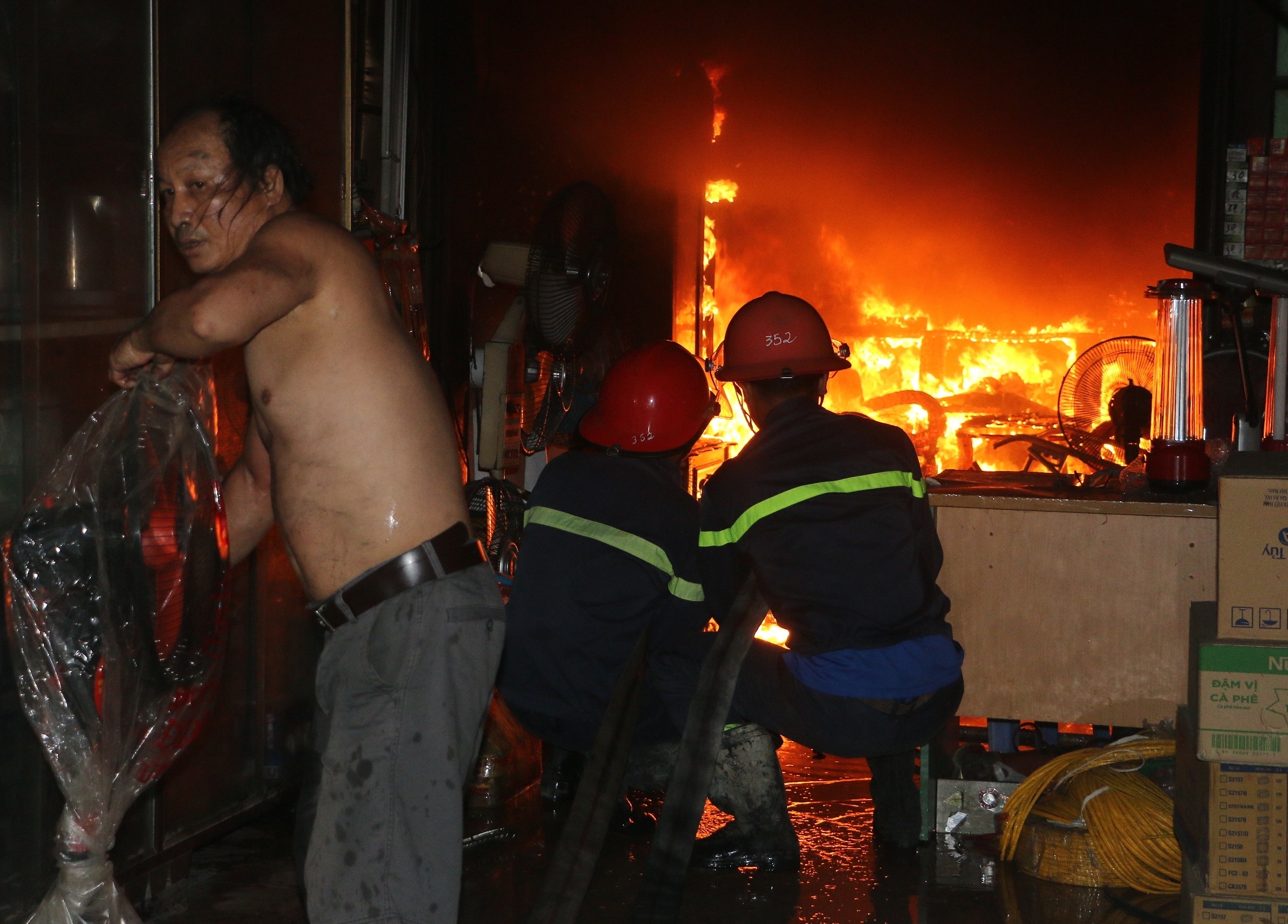 thoat chet khi nha chay anh 1