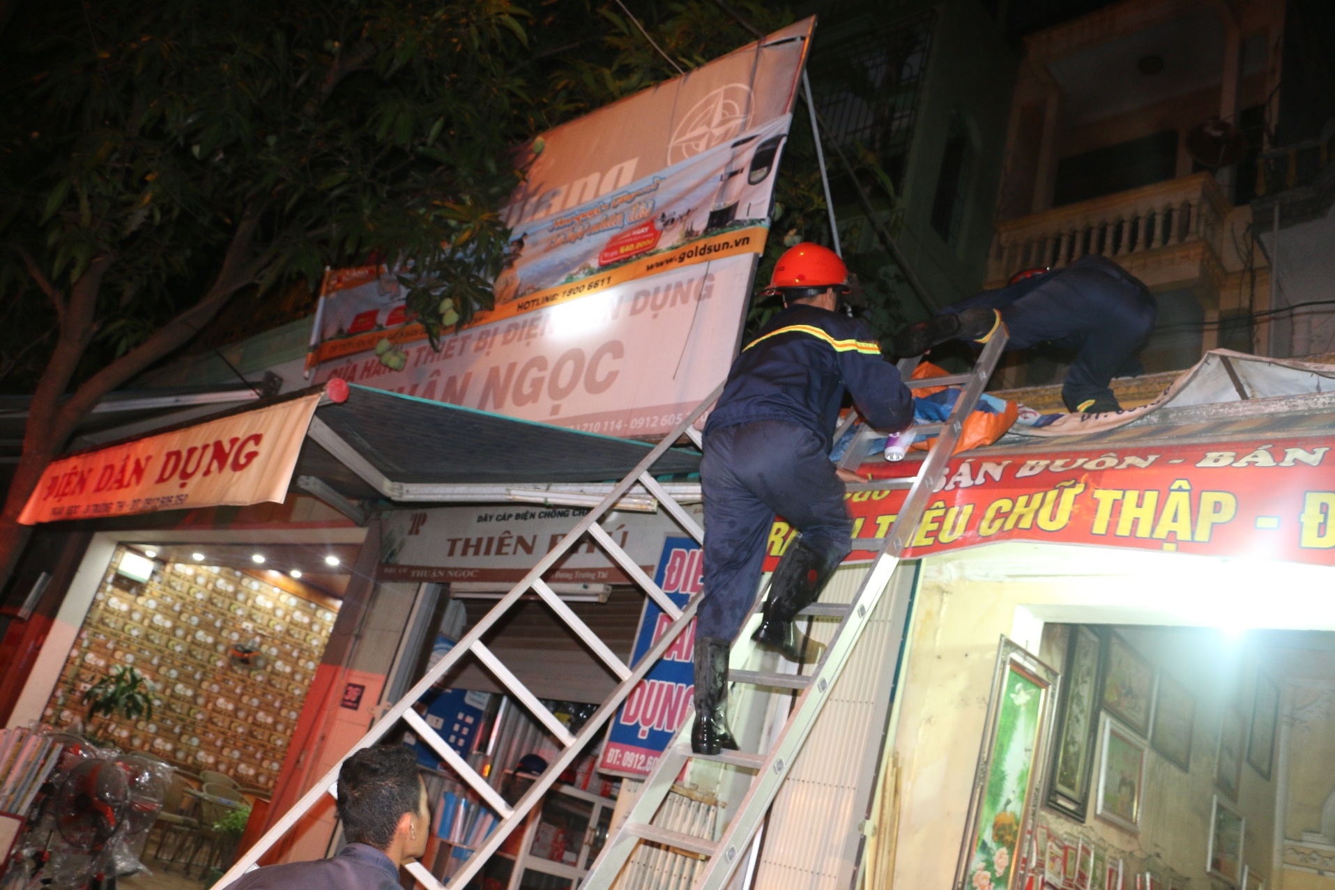 thoat chet khi nha chay anh 2