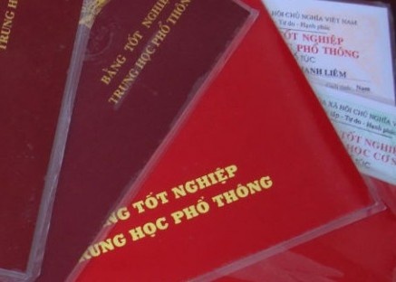 Mien nhiem nu hieu truong dung bang THPT khong hop phap hinh anh